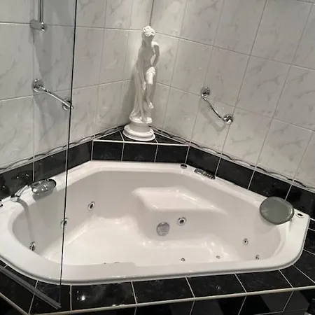 Quarles 80 - Free Parking Guest house 3*