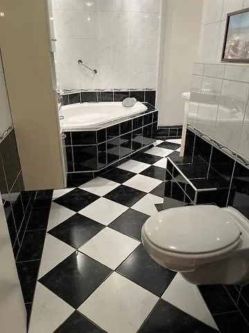 ゲストハウス Quarles 80 - Free Parking *